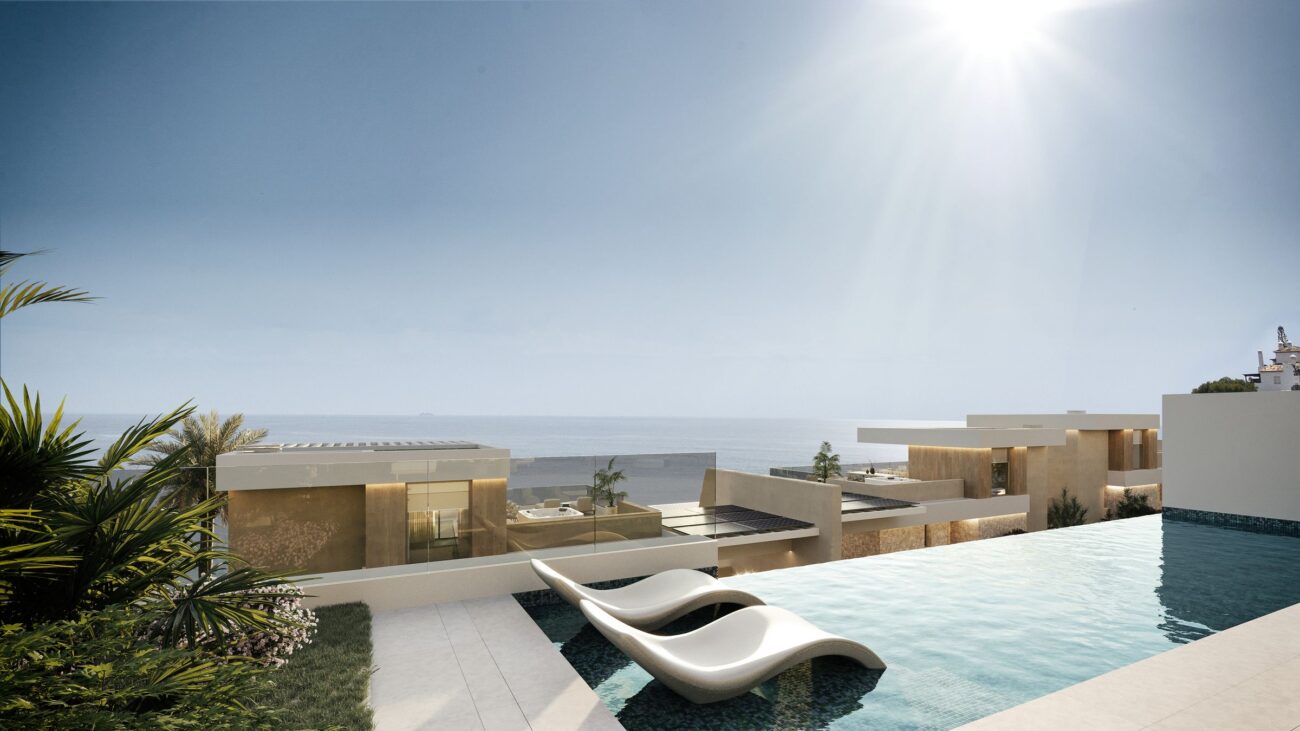 Infinity pool with views over the bay of La Herradura