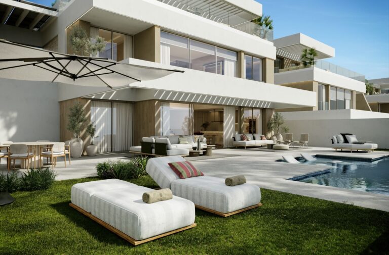 Garden with lawn, pool and outdoor lounge